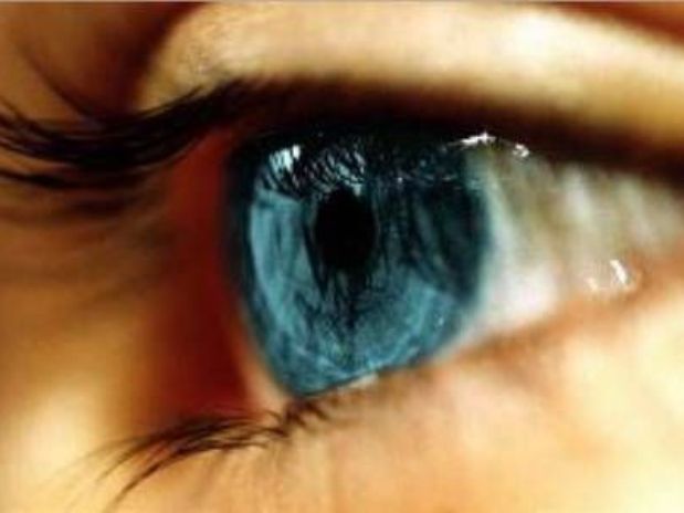 Polémica: un láser vuelve tus ojos azules en 20 segundos