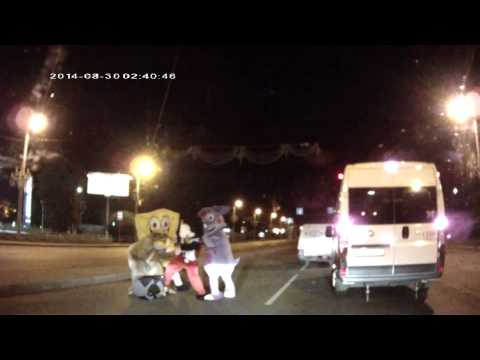 Video: Mickey Mouse y Bob Esponja propinan una brutal paliza a un conductor en Cheliabinsk