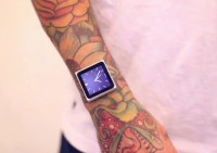 Hombre se implanta imanes para ‘volverse uno’ con su iPod Nano