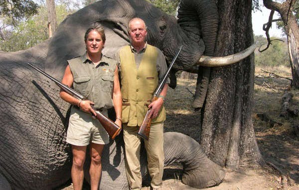 La caza de subsistencia se prohíbe en Botsuana, pero la caza de trofeos para turistas ricos se permite