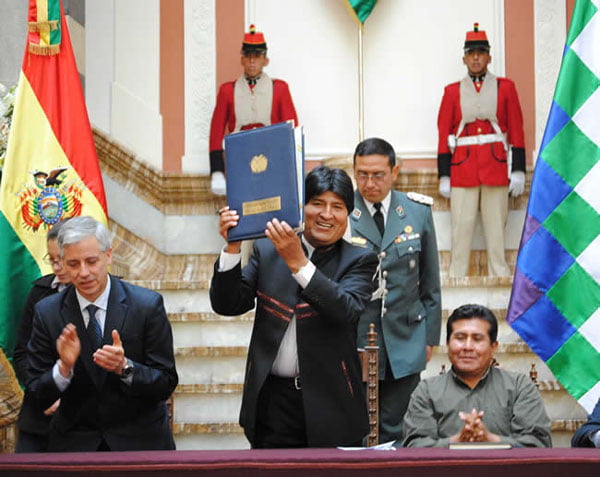 Bolivia prohibe transgénicos en su territorio y el latifundio