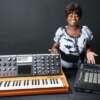 El legado J Dilla cada vez más vivo: exponen su MPC y su sintetizador Moog...