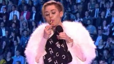 Miley fuma hierba en plenos MTV VMA 2013 en AMSTERDAM