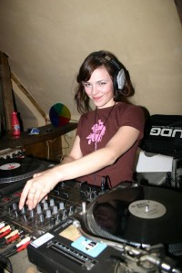 Mp3: Nina Kraviz @ RTS.FM Moscow Studio - 31.10.2009 DJ Set