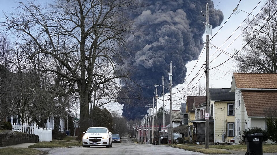 Catástrofe ambiental en Ohio: nube tóxica contamina aire, tierra y agua 