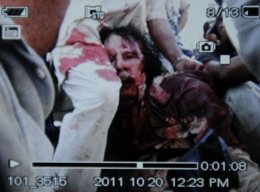 Gadafi el Muamar muere cerca de Sirte... imagén impactante.