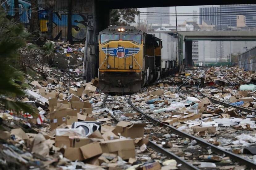 Ladrones de trenes dejan las vías llenas de paquetes robados en Los Ángeles