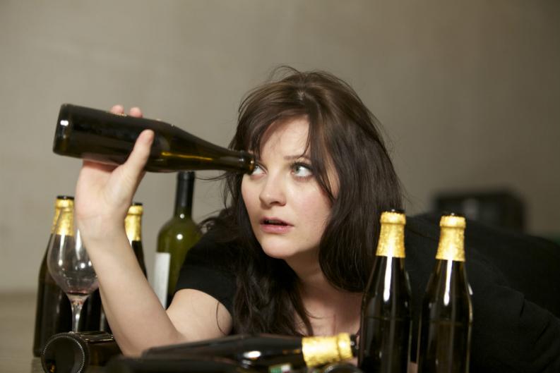 Los ojos claros podrían tener relación con el alcoholismo ¡Estudio!