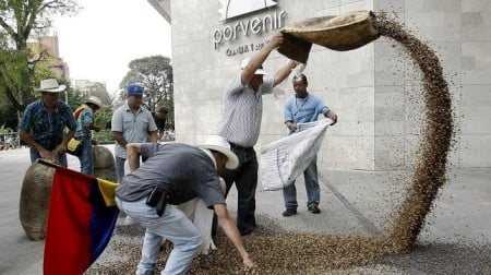 Protestas en Colombia por TLC que obliga a campesinos a comprar semillas trasgénicas