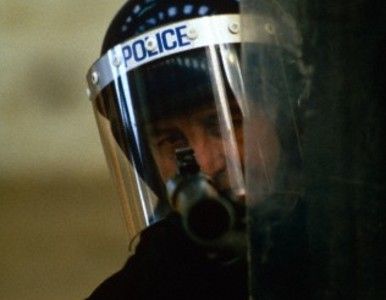 Láser para cegar manifestantes: Un nuevo "juguete" en manos de la Policia Británica