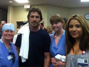Christian Bale (Actor que hace el papel de Batman) visita a víctimas de tiroteo durante estreno de Batman The Dark Night Rises en Colorado